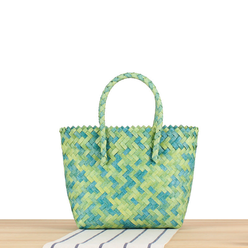 Carry bag made of hand-woven natural material with braided design Skanto