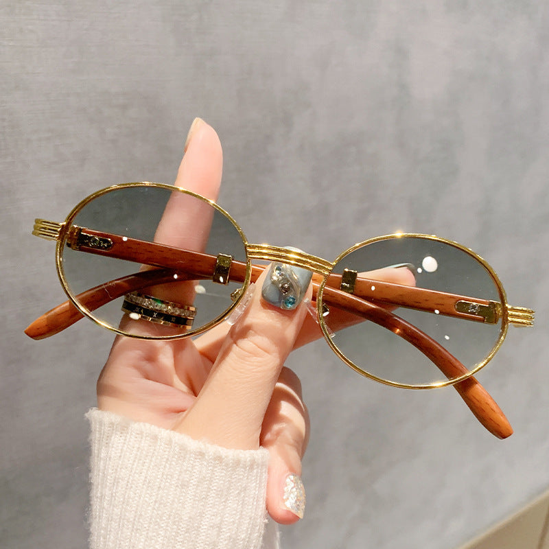 Dame moteriktig solbrille med elegant glans og komfortable stenger Skanto