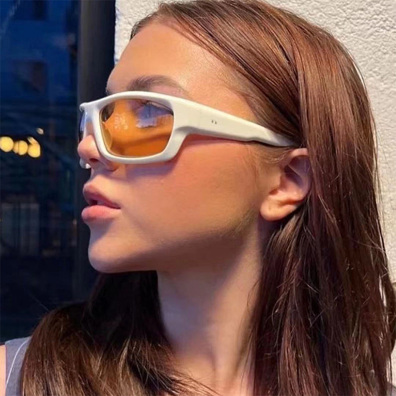 Dame Sporty solbrille med robust ramme og polariserte linser Skanto