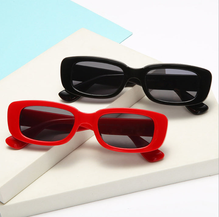 Dame moteriktig solbrille med trendy havskjell-design Skanto
