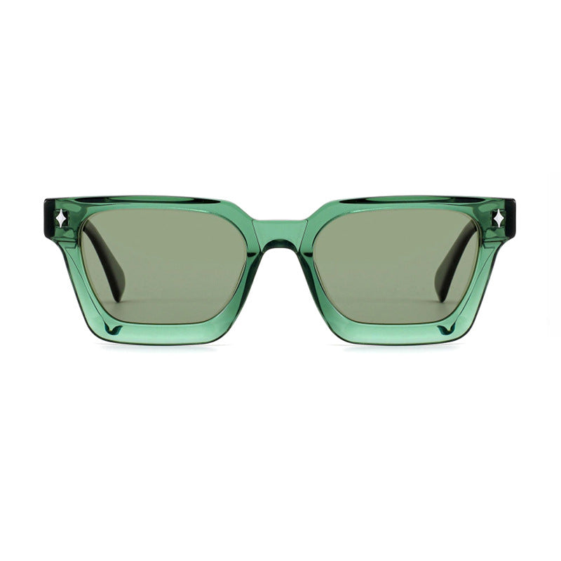 Dame solbrille i moderne design med bred ramme og høyverdig UV-beskyttelse Skanto