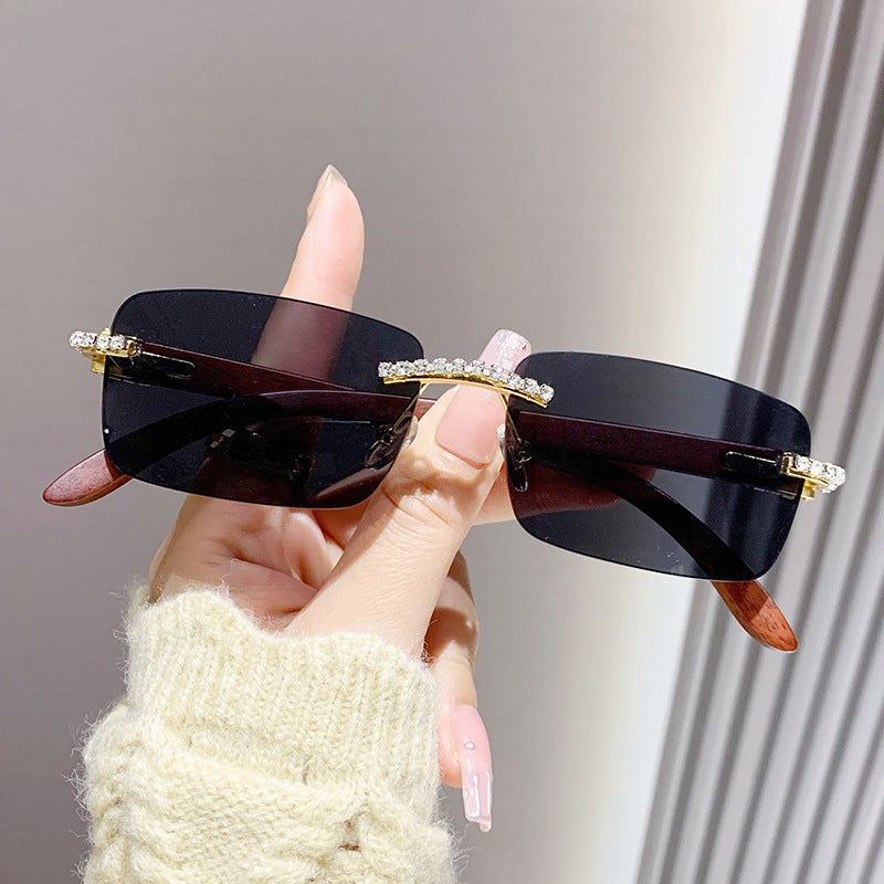 Dame elegant solbrille med unik ramme Skanto