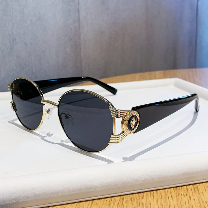 Dame elegant solbrille med luksuriøs metallramme og speilte glass Skanto