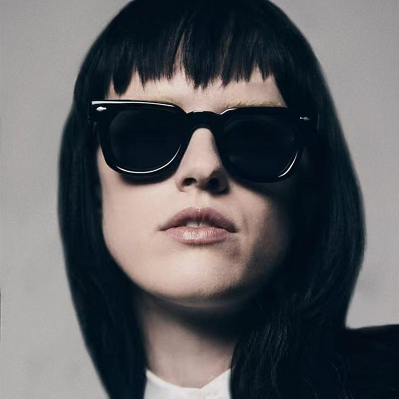 Women's fashionable sunglasses in trendy design with elegant frame Skanto