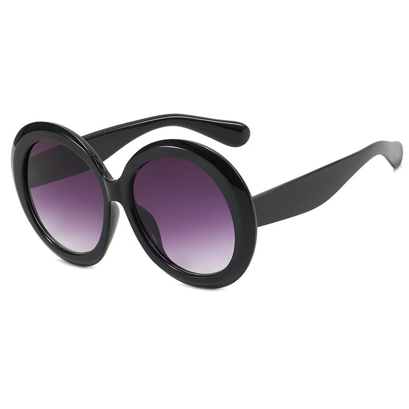 Dame oversized moteriktig solbrille med elegant design Skanto