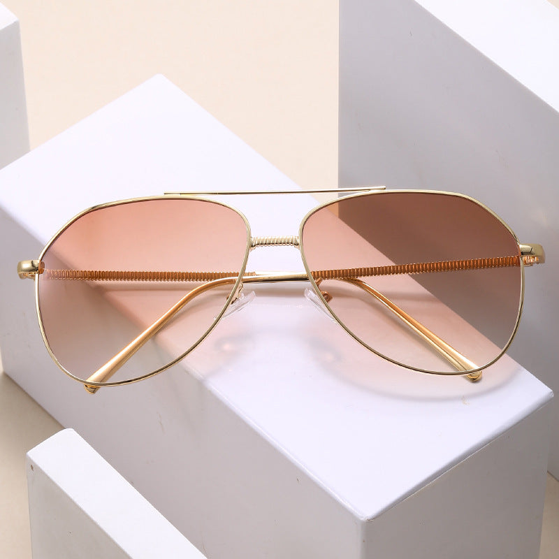 Dame trendy aviator solbriller med subtil fargegradient Skanto