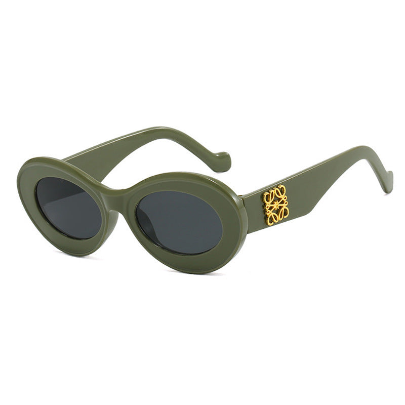 Dame fashionable solbriller med oval ramme og gullakenter Skanto