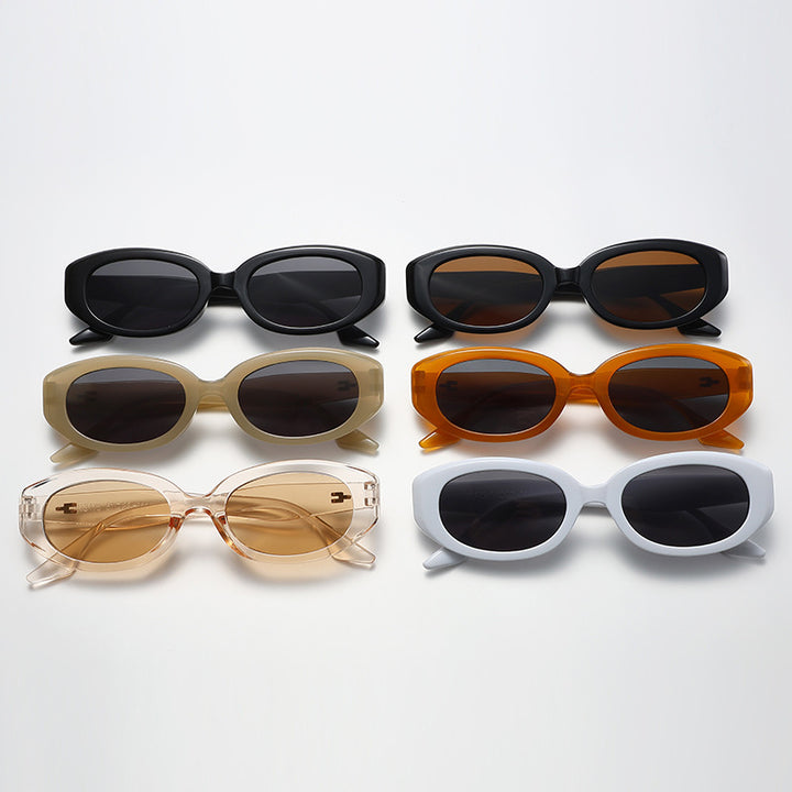 Dame moteriktig solbrille med moderne, oval ramme Skanto