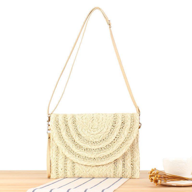 Shoulder bag made of high-quality braided natural material with an elegant wave pattern Skanto