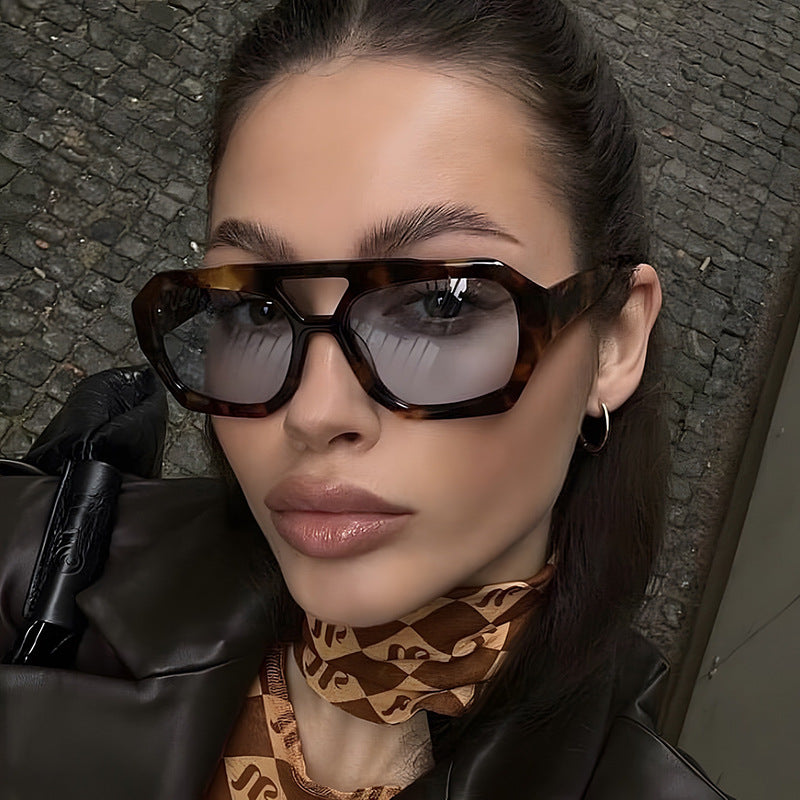 Women's geometric sunglasses made of robust plastic with polarized lenses Skanto