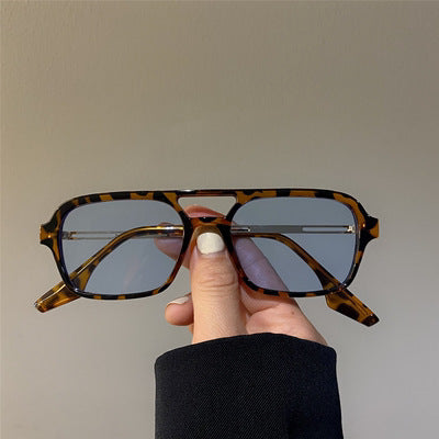 Dame trendy kvadratiske solbriller med transparent ramme og myke linser Skanto