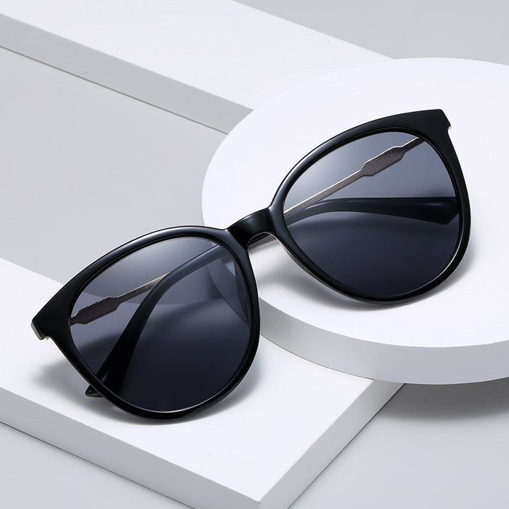 Dame Moderne Cat-Eye Solbriller med speilende glass Skanto