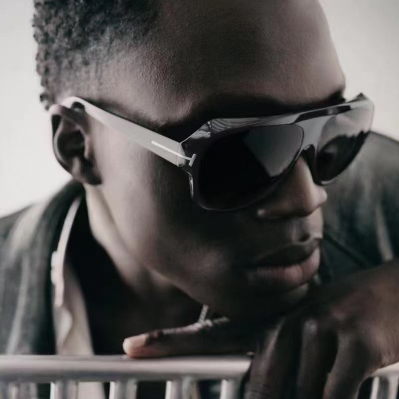 Dame modische solbrille med markant geometri og brune glass Skanto