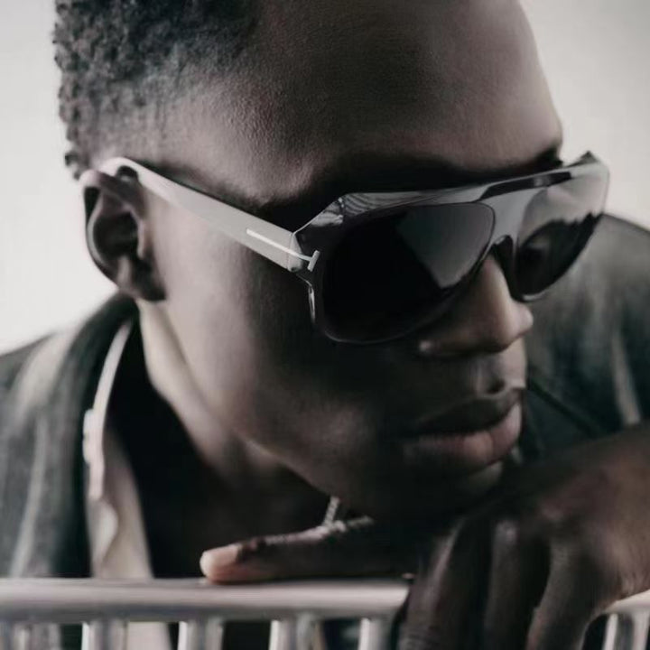 Dame modische solbrille med markant geometri og brune glass Skanto