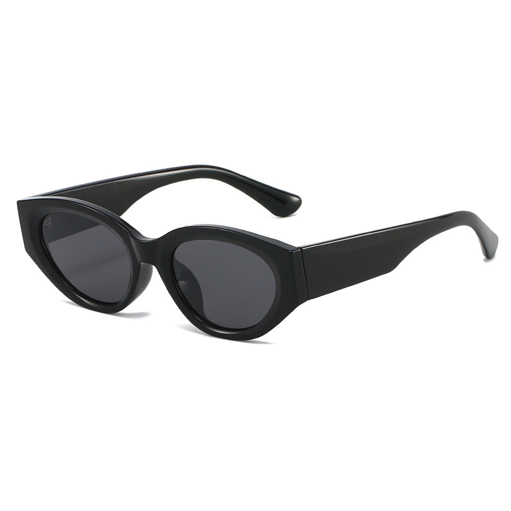 Dame Cat-Eye solbrille med moderne, transparent ramme og UV-beskyttelse Skanto