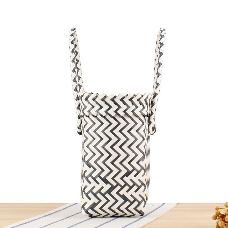 Practical shoulder bag with geometric pattern Skanto