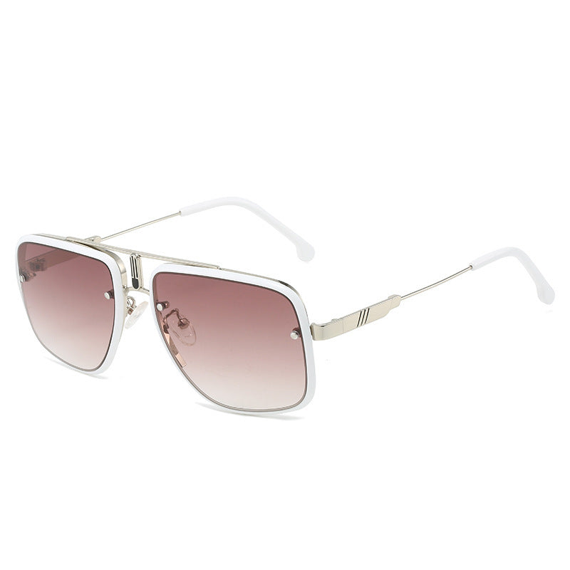 Dame moteriktig oversized solbrille med gull detaljer Skanto