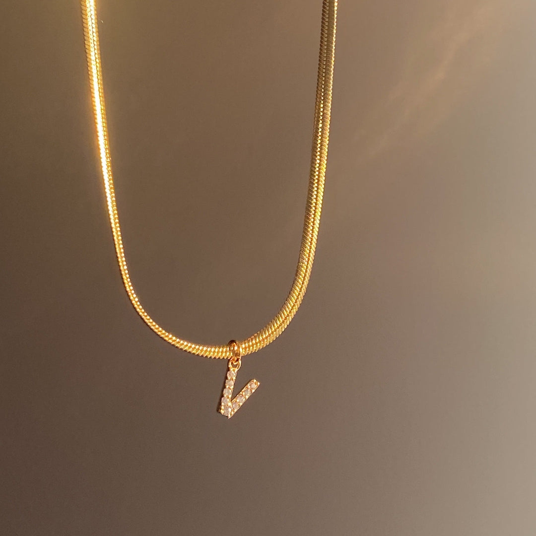 Skanto | Delikat Diamant Bokstav Initial Herringbone Halskjede