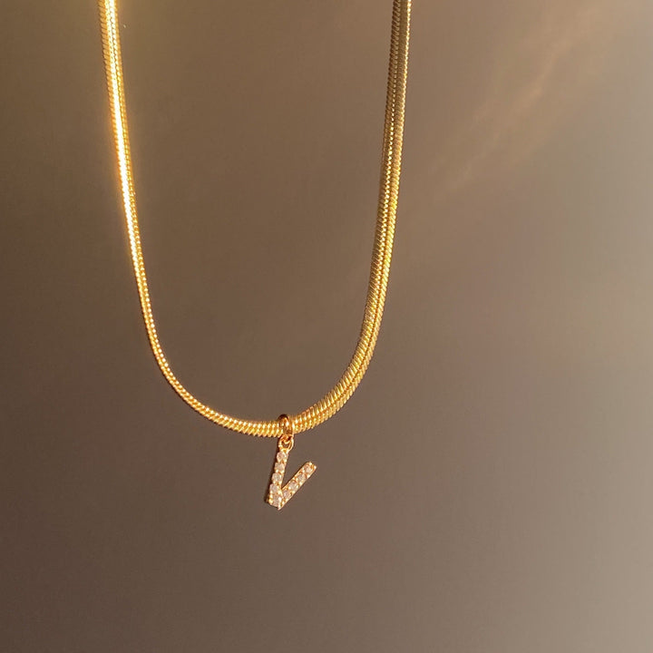 Skanto | Delikat Diamant Bokstav Initial Herringbone Halskjede