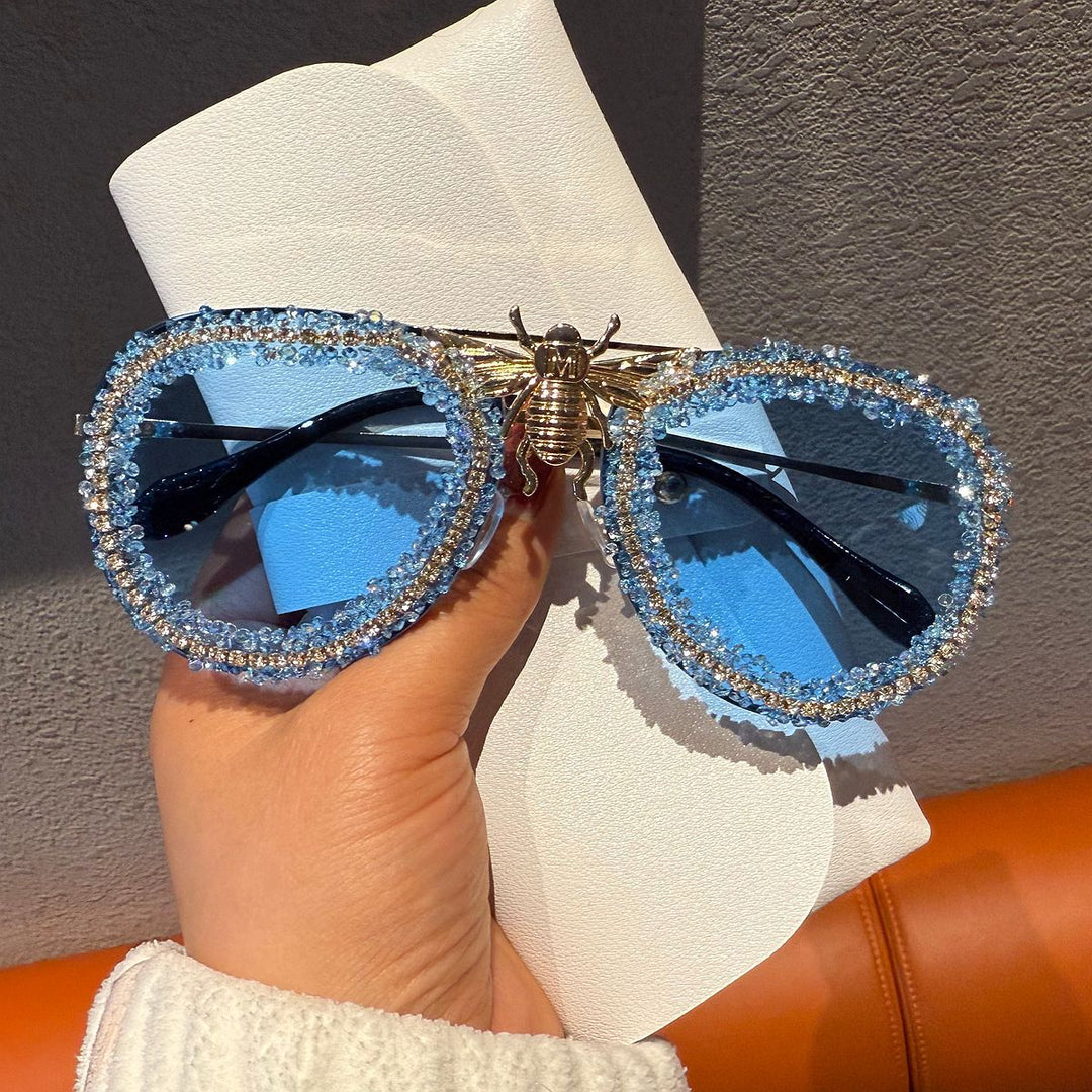 Dame Glamorøs Statement-solbrille med unikt insektdesign Skanto