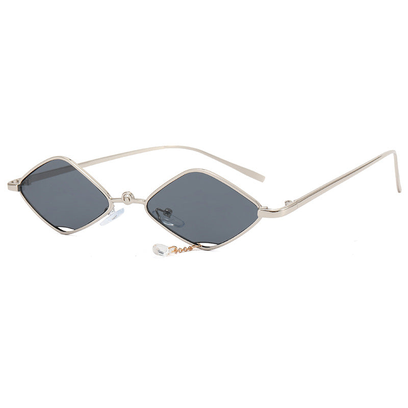Dame moteriktig solbrille med fasettert ramme Skanto