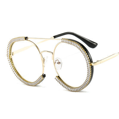 Dame solbrille med glamorøs kant og innovativt design Skanto
