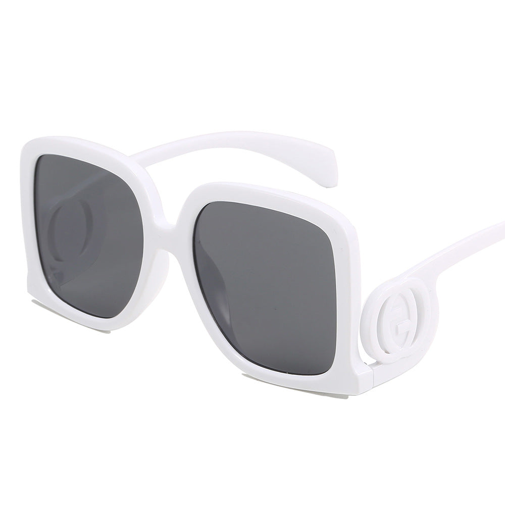 Dame solbrille i elegant kvadrat-design Skanto