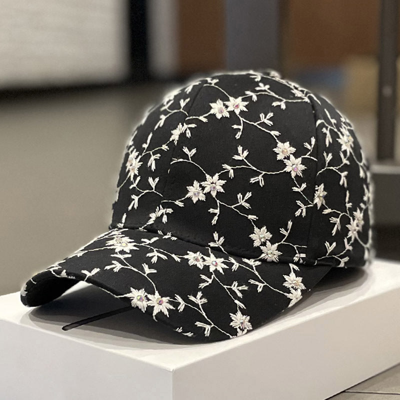 Kvinnebrodert baseball cap med rhinestones-detalj Skanto