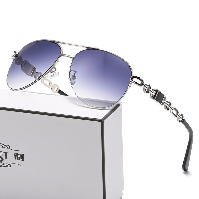 Dame aviator solbrille med moteriktig kjededetalj Skanto