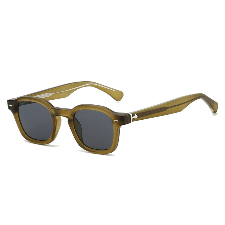 Dame moteriktig solbrille i unikt, kvadratisk design Skanto