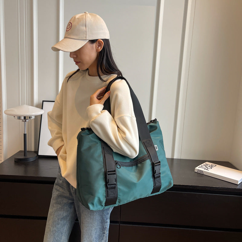 Romslig sport duffel bag med ergonomiske bærehåndtak og vannavvisende materiale Skanto