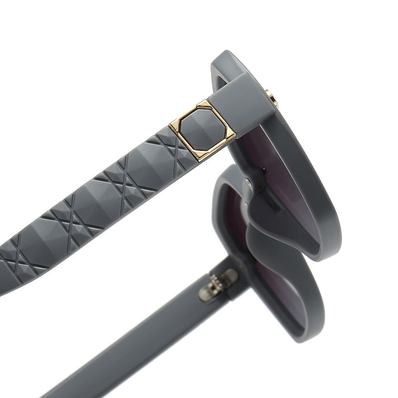 Dame solbrille med stilfull, kvadratisk ramme og elegante detaljer Skanto