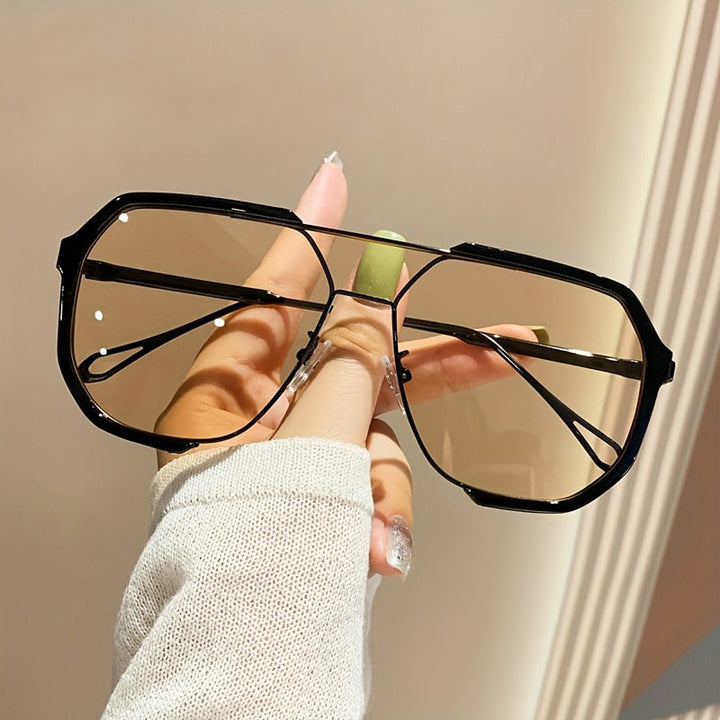 Women's geometric sunglasses with special frame and UV protection Skanto