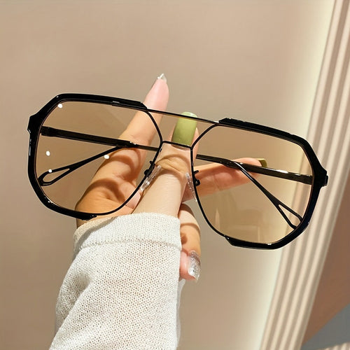 Women's geometric sunglasses with special frame and UV protection Skanto