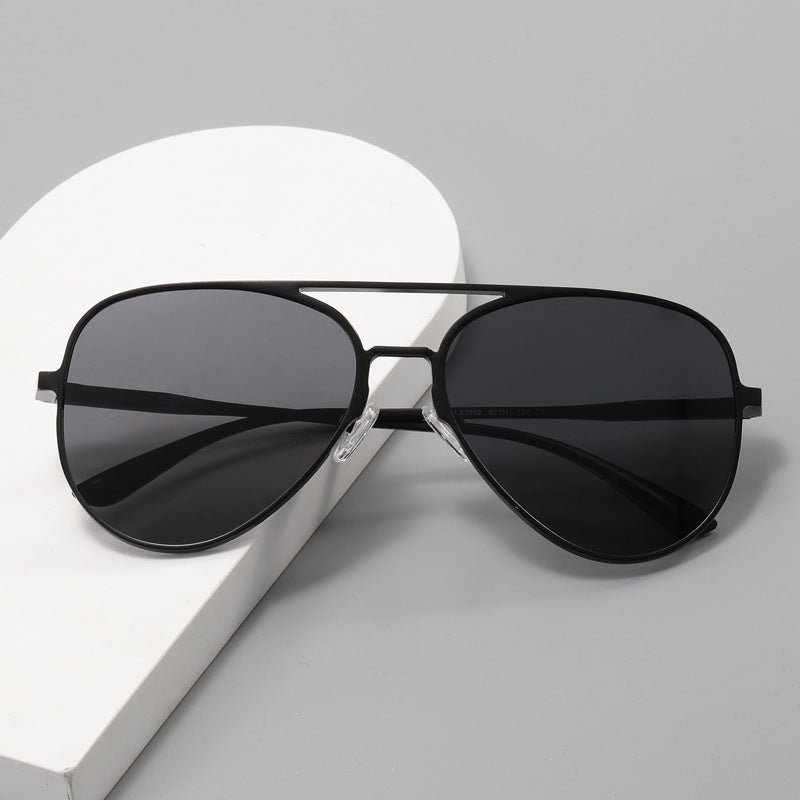Dame pilot solbrille med UV-beskyttelse og elegant ramme Skanto