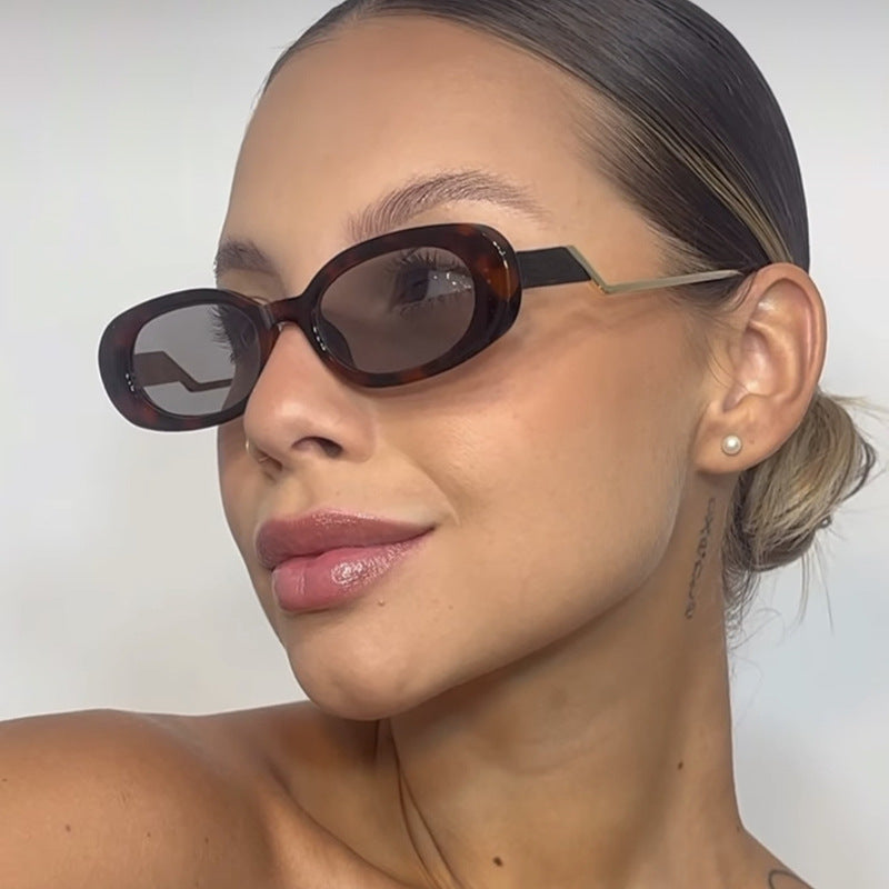 Women's retro-inspired sunglasses with modern design and prominent frame Skanto