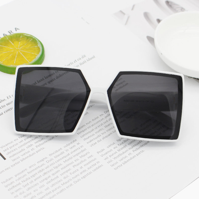 Dame Mote Oversized Solbriller med kantet design Skanto