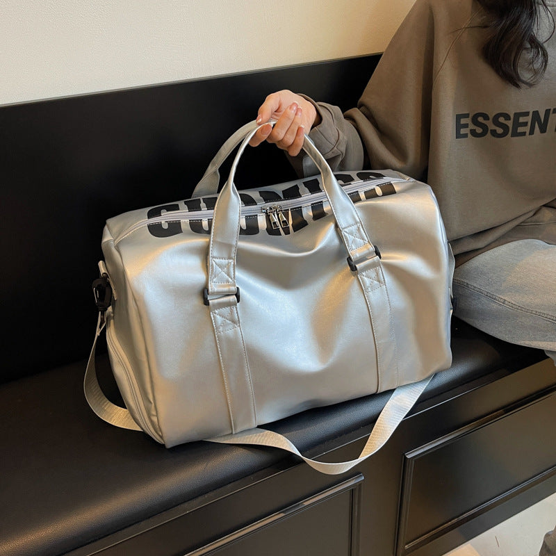 Sporty reiseveske med romslig innvendig rom og slitesterk materiale Skanto