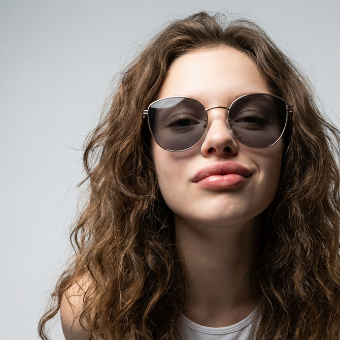 Dame geometrisk solbrille med smal metallramme Skanto