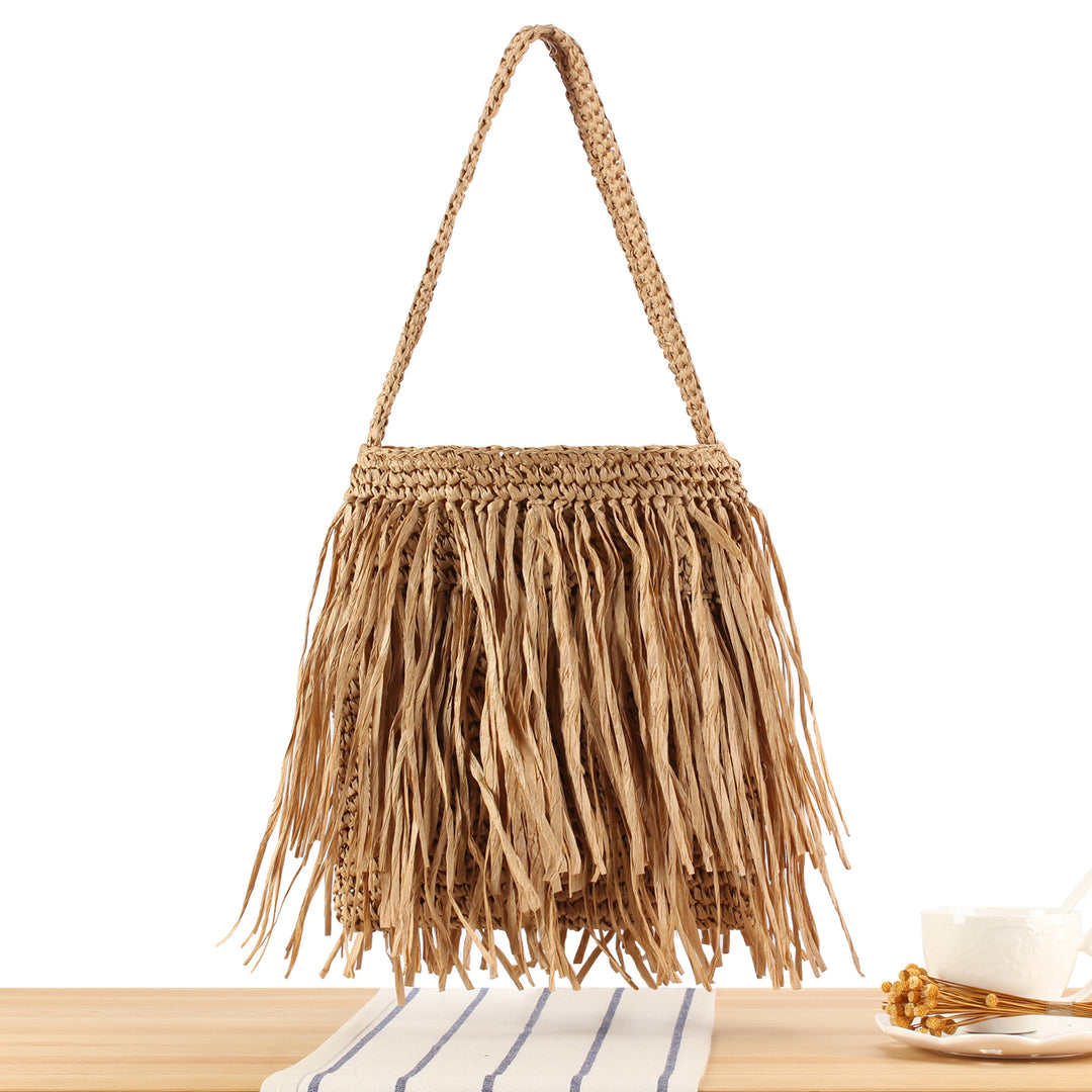 Trendy straw bag with fringed design Skanto