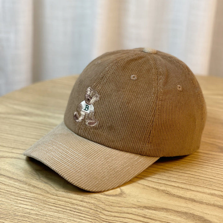 Kvinnens kordfløyels baseball cap med teddy-bjørn broderi Skanto