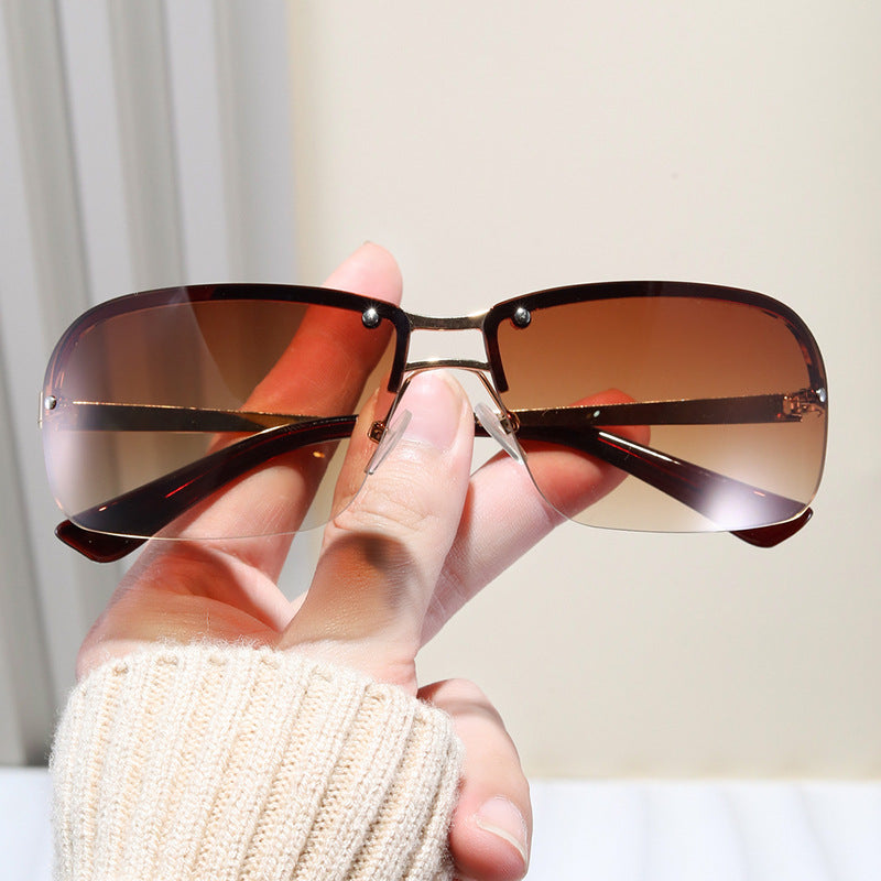 Women's sunglasses with large, elegant lenses and a modern metal frame Skanto
