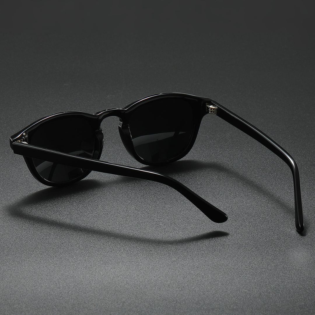 Dame moteriktig solbrille i moderne skilpadde-design Skanto