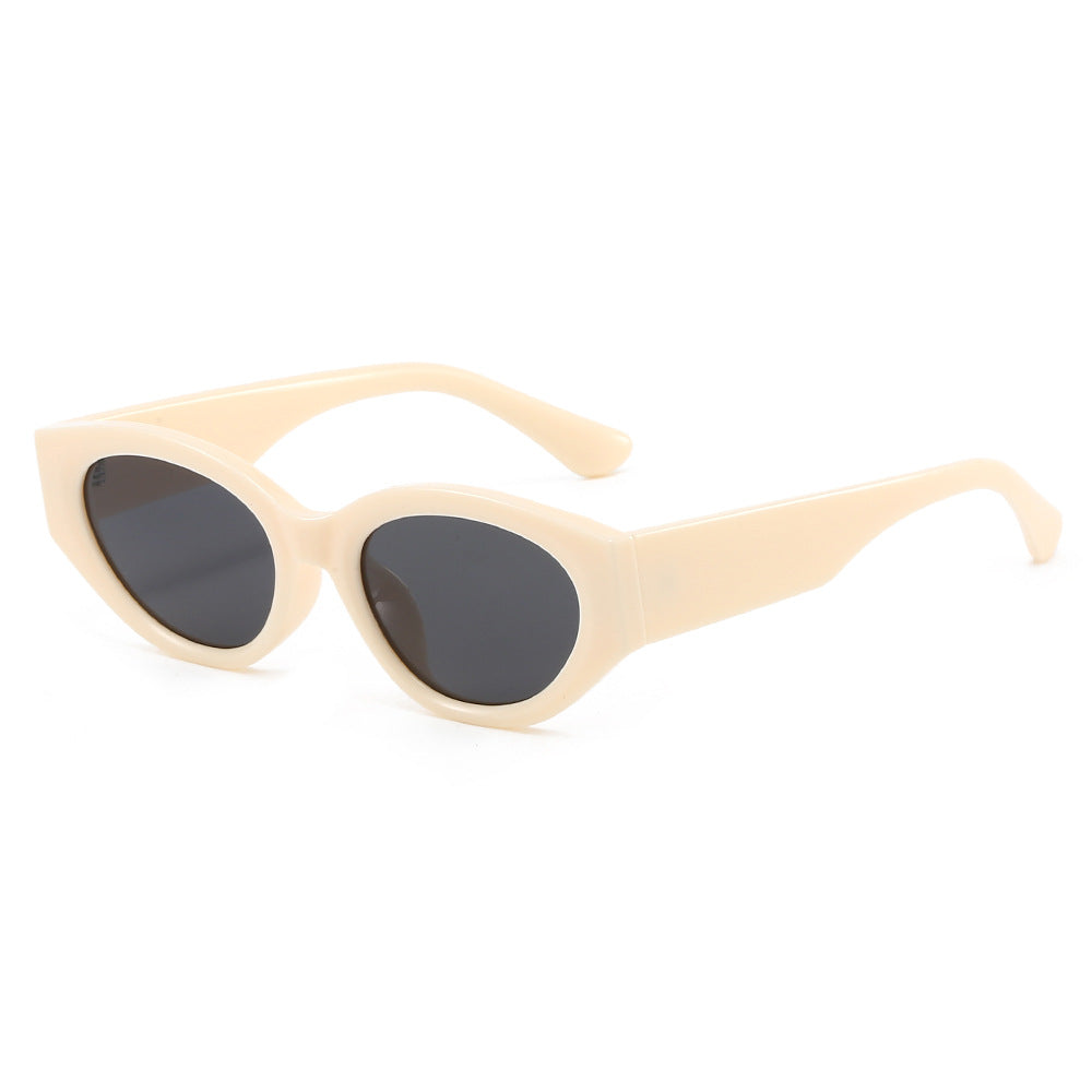 Dame Cat-Eye solbrille med moderne, transparent ramme og UV-beskyttelse Skanto