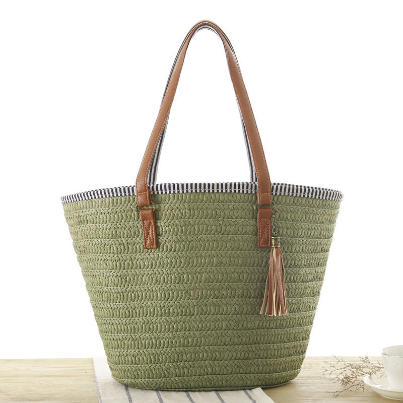 Beach bag made of hand-woven natural material with elegant leather detail Skanto