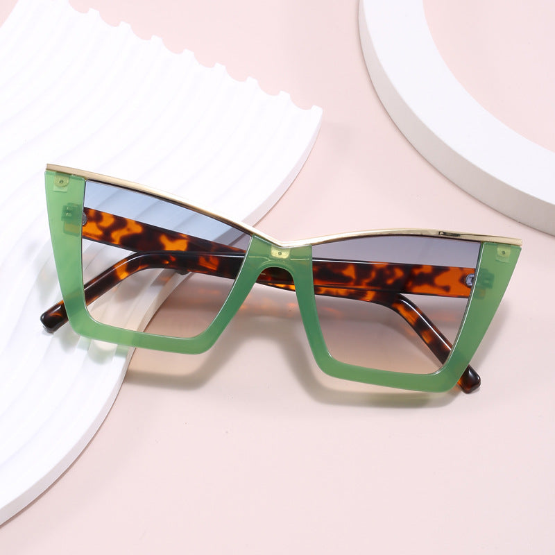 Dame firkantet solbrille med gullige detaljer Skanto