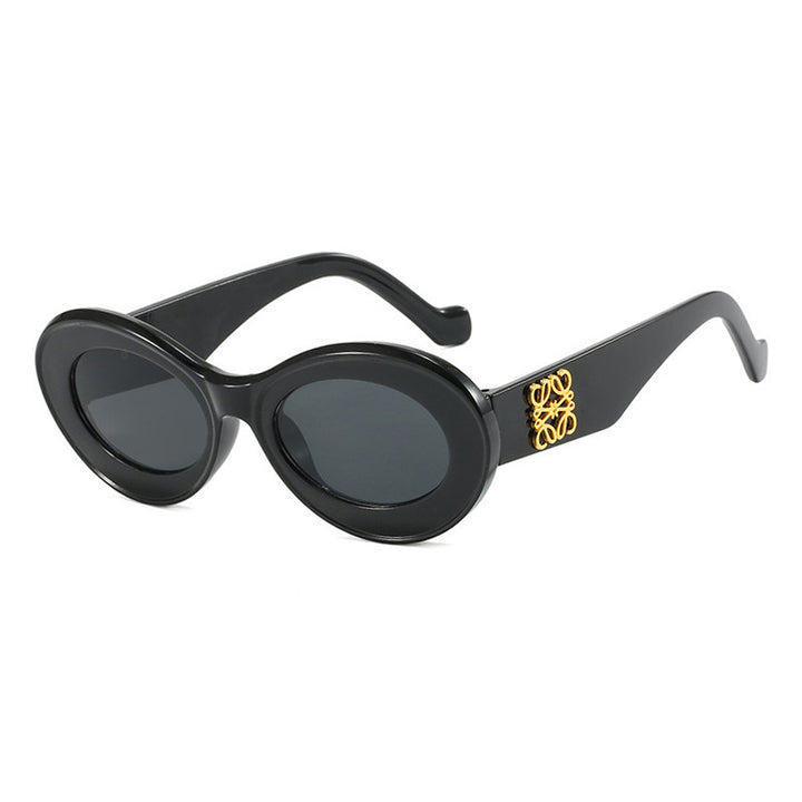 Dame fashionable solbriller med oval ramme og gullakenter Skanto