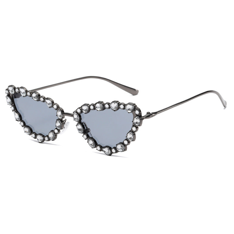 Kvinne hjerteformede designer solbriller med glamorøs krystallramme Skanto
