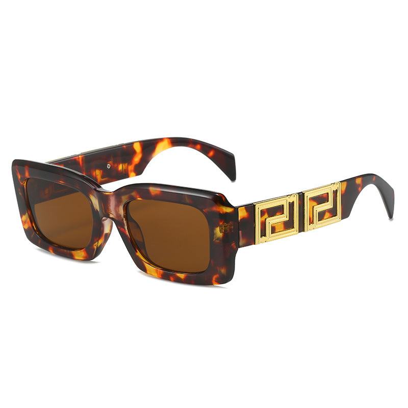 Damer elegant firkantet solbrille med luksuriøs gullaccent Skanto