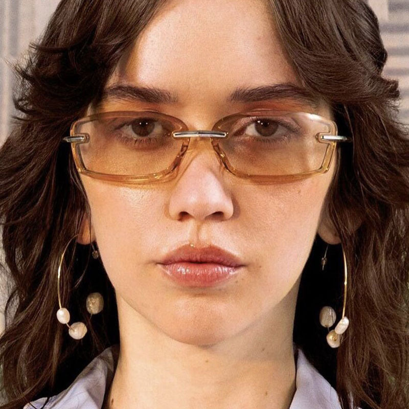 Dame moteriktig solbrille i futuristisk design og gjennomsiktig ramme Skanto